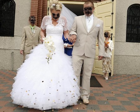 'I feel very sad selling my dress but I don't want it stuck in the wardrobe', dalla serie 